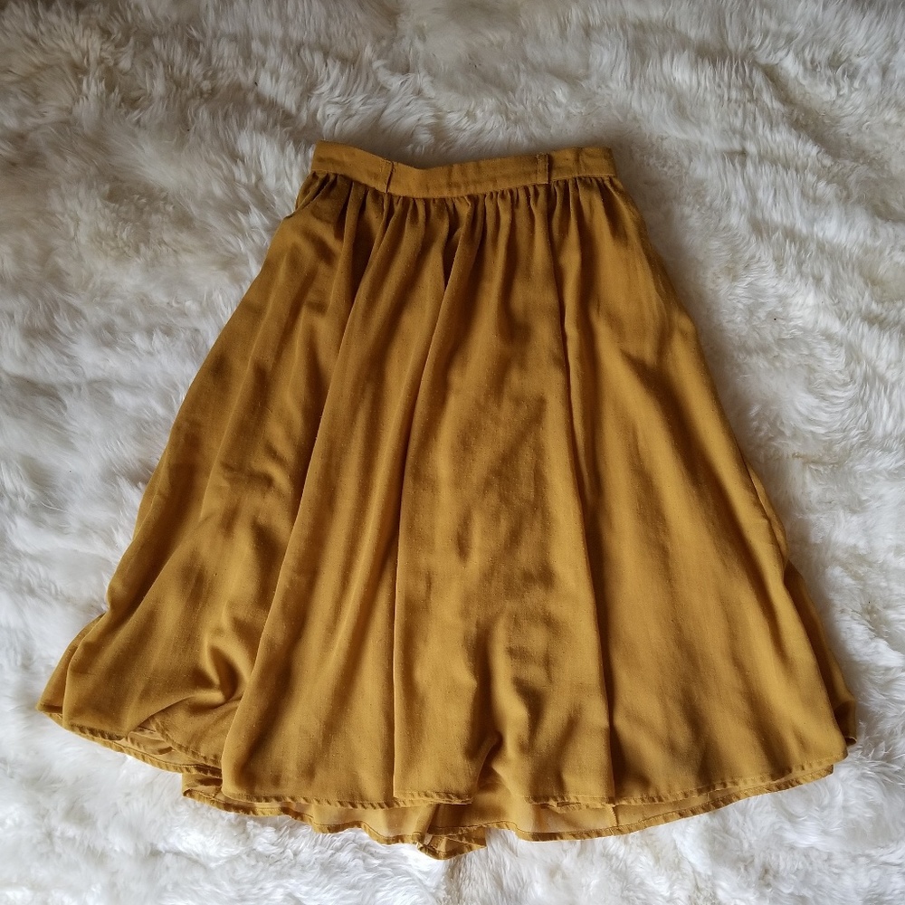 Vintage knee length flowy skirt